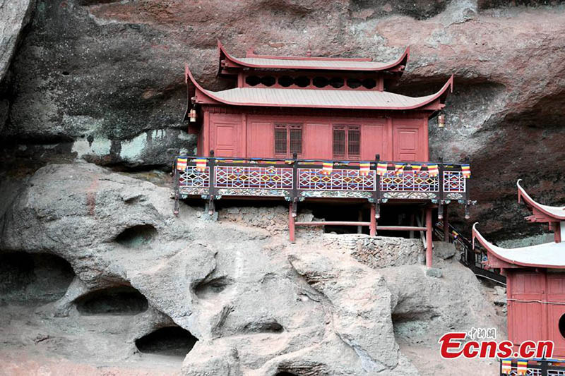 Un temple soutenu par un seul pilier sur une falaise depuis plus de 800 ans