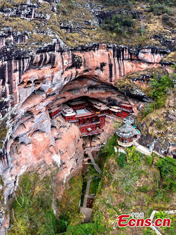 Un temple soutenu par un seul pilier sur une falaise depuis plus de 800 ans