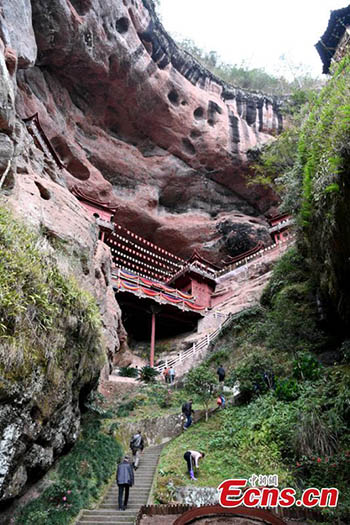 Un temple soutenu par un seul pilier sur une falaise depuis plus de 800 ans