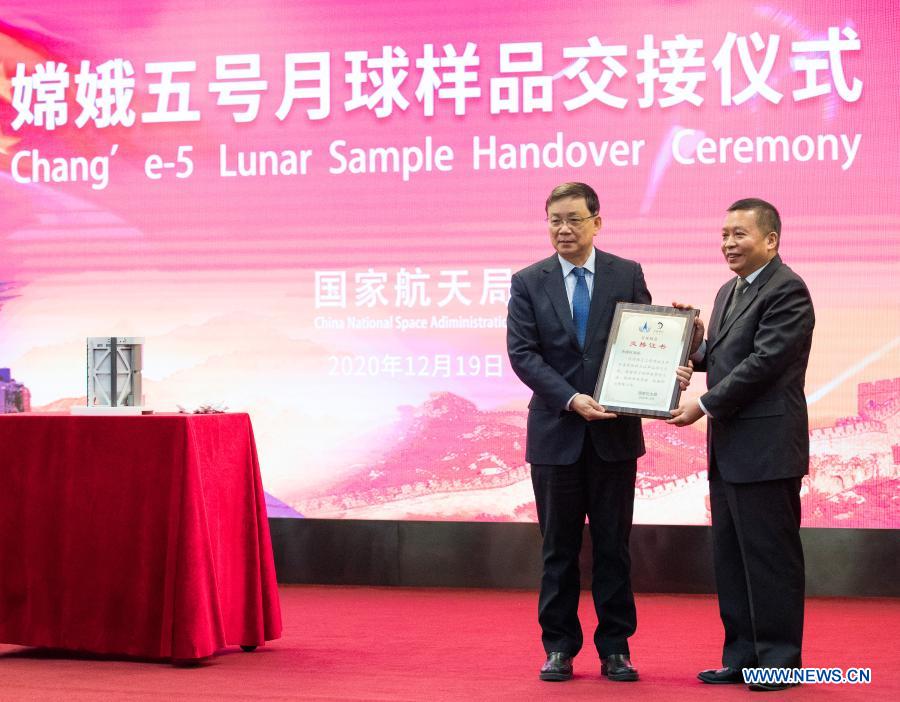 La sonde chinoise Chang'e-5 récupère 1.731 grammes d'échantillons lunaires