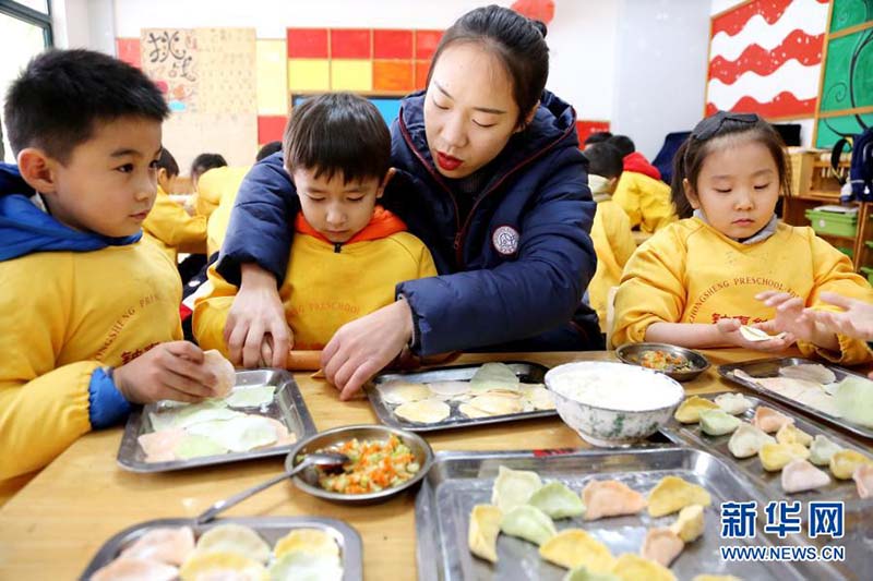 Hebei : des enfants font des raviolis chinois pour célébrer le Solstice d'hiver