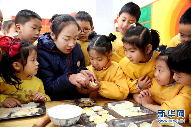 Hebei : des enfants font des raviolis chinois pour célébrer le Solstice d'hiver