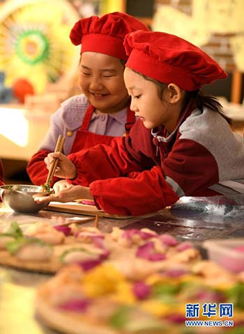 Hebei : des enfants font des raviolis chinois pour célébrer le Solstice d'hiver