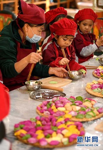 Hebei : des enfants font des raviolis chinois pour célébrer le Solstice d'hiver