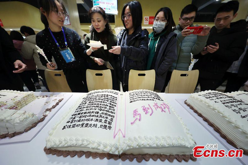 Les chefs d'une université de Nanjing préparent des gateaux spéciaux pour les candidats à l'examen d'entrée en master