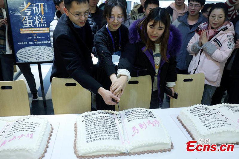 Les chefs d'une université de Nanjing préparent des gateaux spéciaux pour les candidats à l'examen d'entrée en master