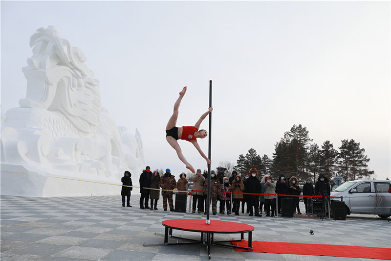 Des danseuses de pole bravent un froid polaire pour s'affronter