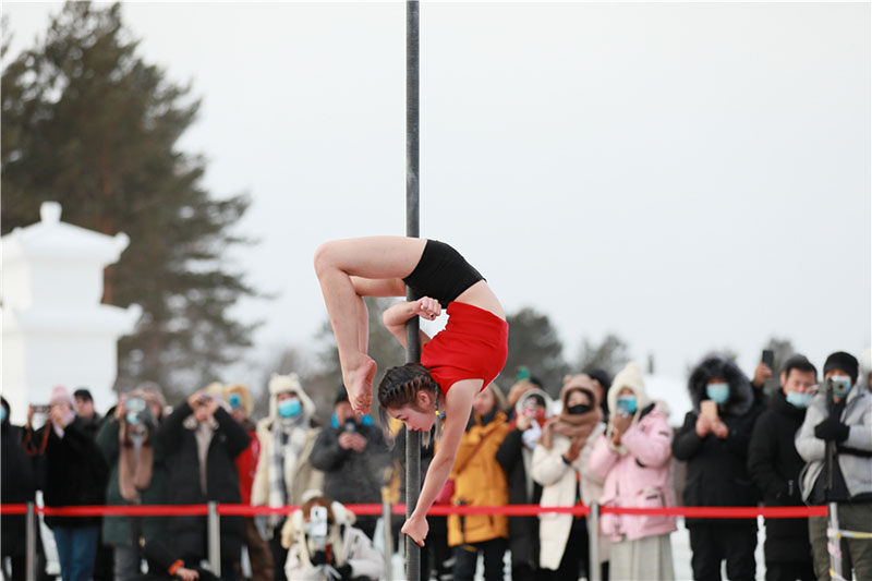 Des danseuses de pole bravent un froid polaire pour s'affronter