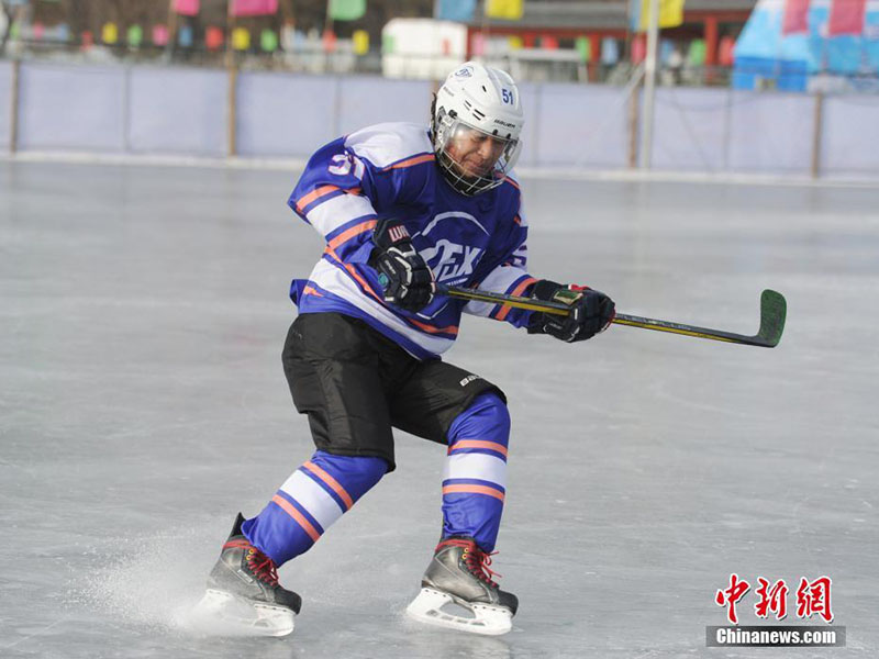 Une équipe de hockey sur glace composée de personnes agées