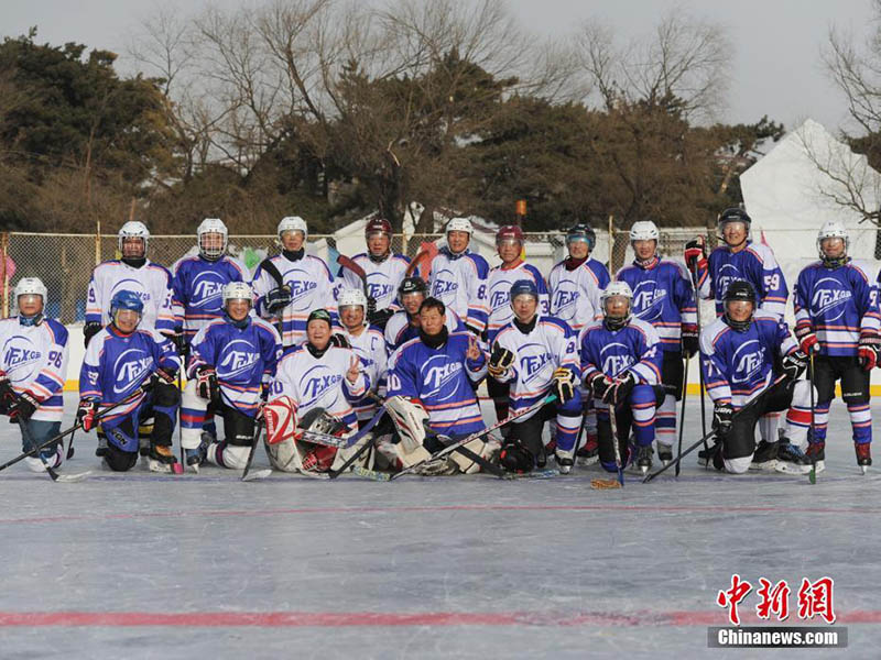 Une équipe de hockey sur glace composée de personnes agées