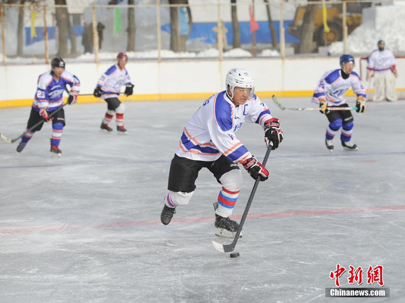 Une équipe de hockey sur glace composée de personnes agées