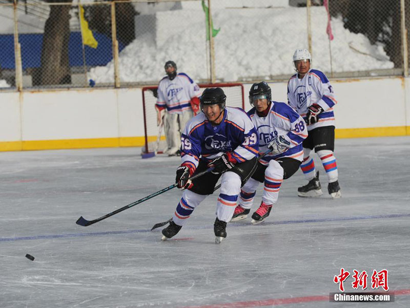 Une équipe de hockey sur glace composée de personnes agées