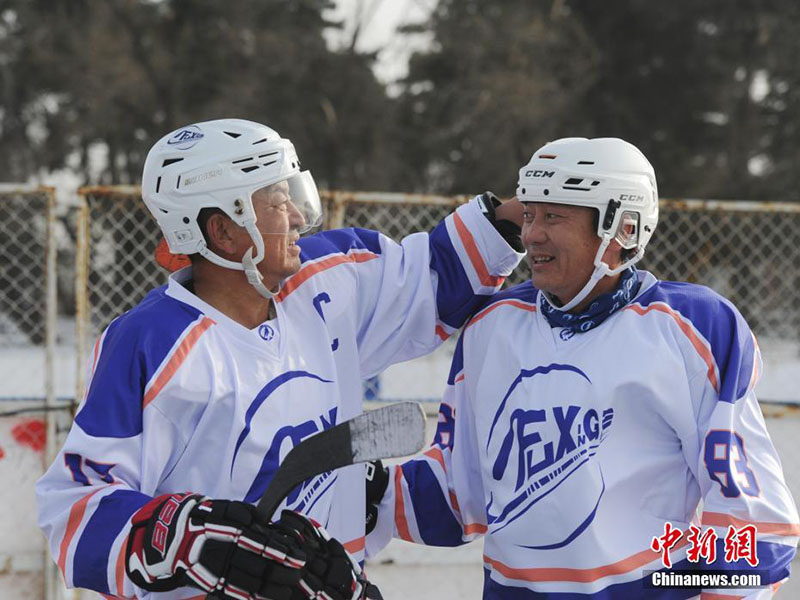 Une équipe de hockey sur glace composée de personnes agées