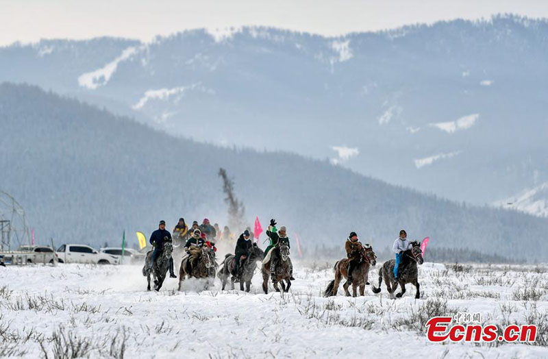 Des gardiens de troupeaux du Xinjiang pratiquent des coutumes traditionnelles au carnaval de la neige 