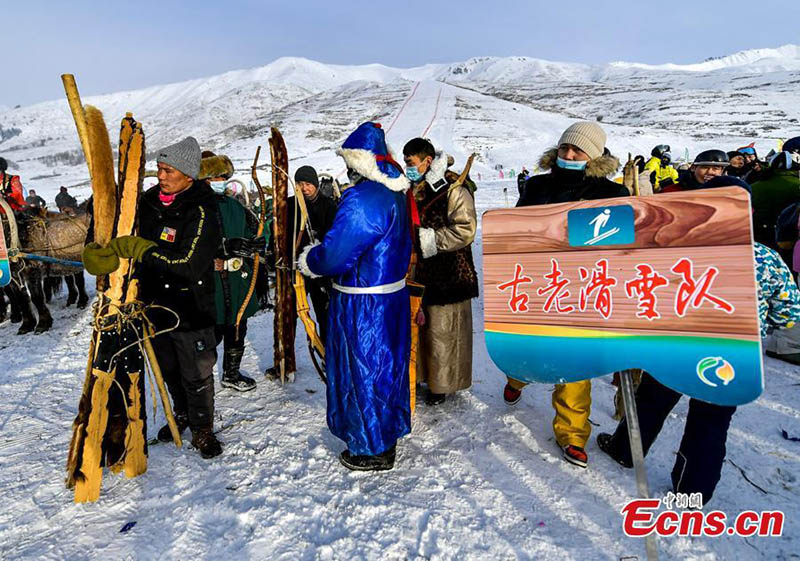 Des gardiens de troupeaux du Xinjiang pratiquent des coutumes traditionnelles au carnaval de la neige 