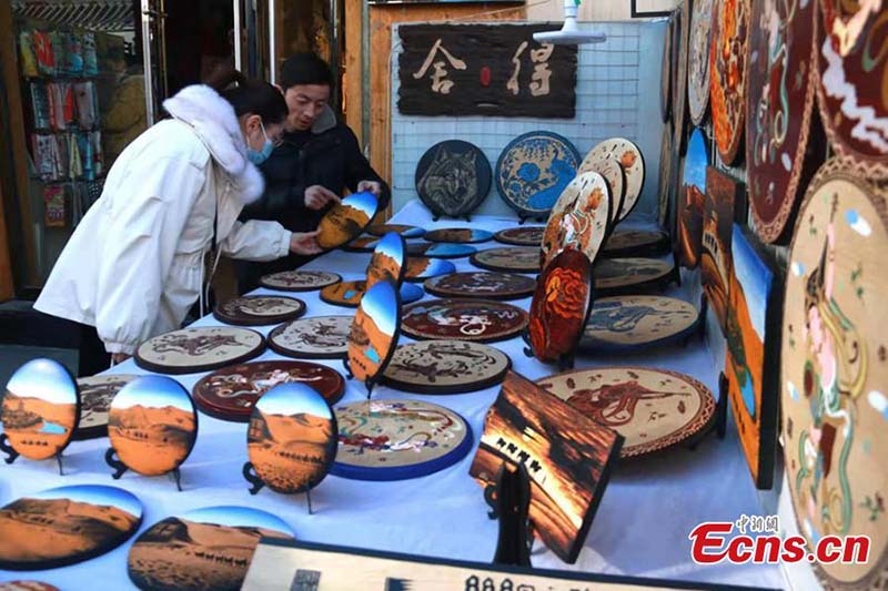 La culture de Dunhuang sculptée sur des planches