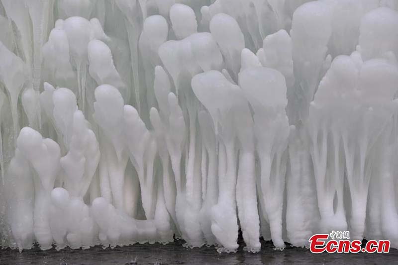 Un monde merveilleux de glace dans le nord-ouest de la Chine