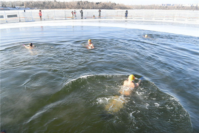 Les nageurs d'hiver s'amusent malgré le froid glacial dans le Nord-est de la Chine