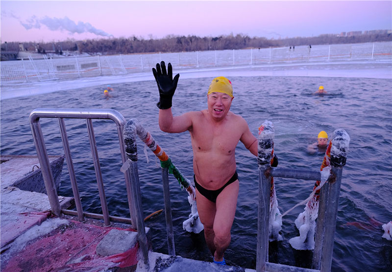 Les nageurs d'hiver s'amusent malgré le froid glacial dans le Nord-est de la Chine