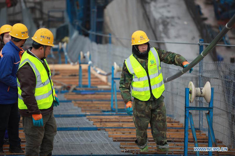 Le pont du lac de Kaizhou en construction dans le sud-ouest de la Chine