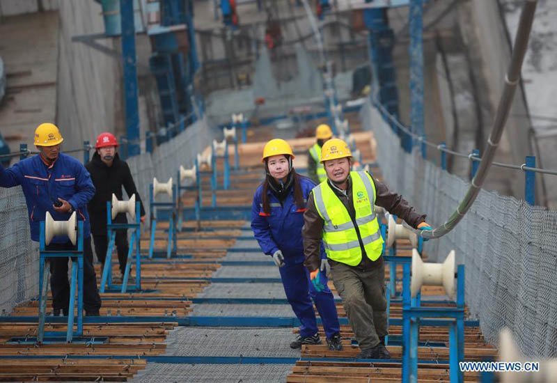 Le pont du lac de Kaizhou en construction dans le sud-ouest de la Chine