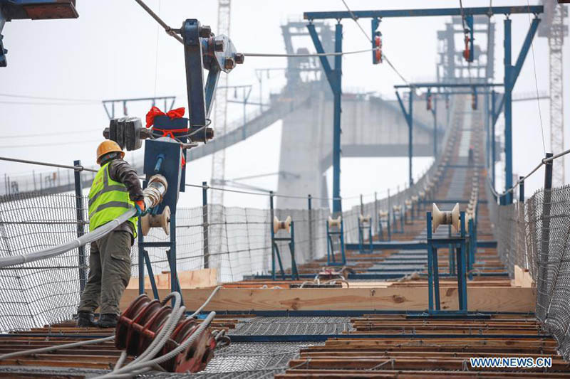 Le pont du lac de Kaizhou en construction dans le sud-ouest de la Chine