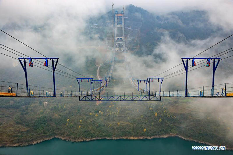 Le pont du lac de Kaizhou en construction dans le sud-ouest de la Chine