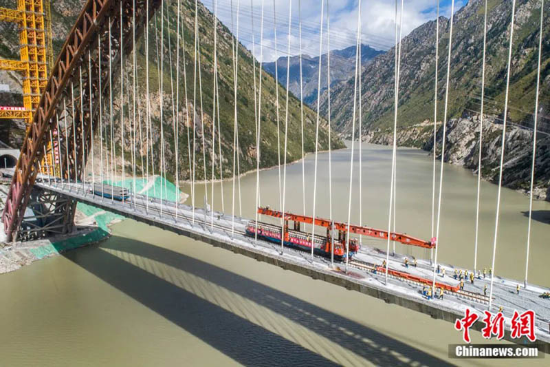 Le train à grande vitesse Fuxing bient?t mis en service au Tibet