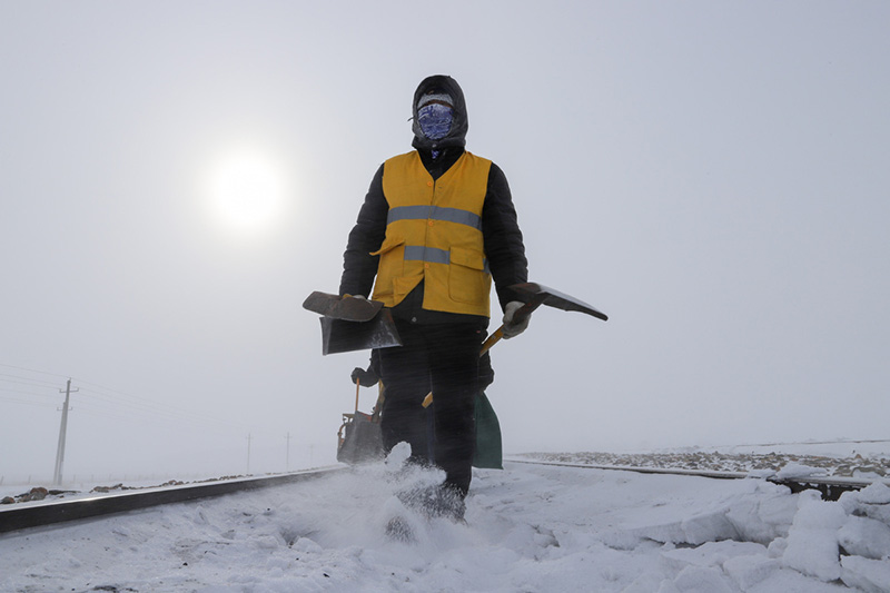 Les travailleurs bravent un froid glacial pour assurer une vie normale