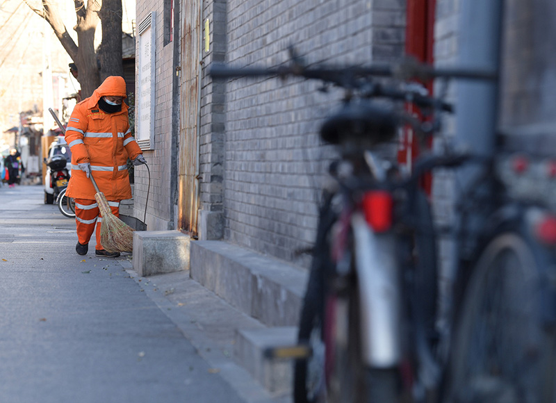 Les travailleurs bravent un froid glacial pour assurer une vie normale