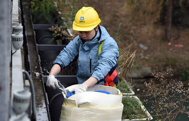 Les travailleurs bravent un froid glacial pour assurer une vie normale