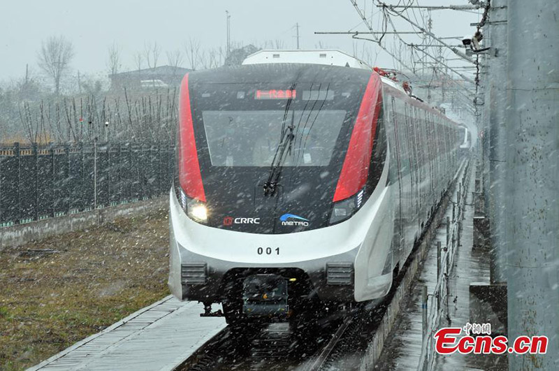 Un nouveau train urbain automatique sort des cha?nes de montage à Chengdu