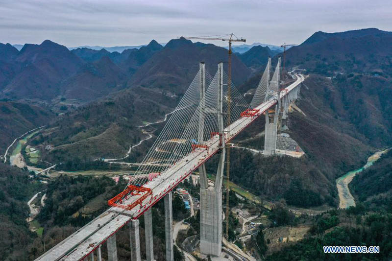 Chine : chantier d'un pont d'autoroute dans le sud-ouest