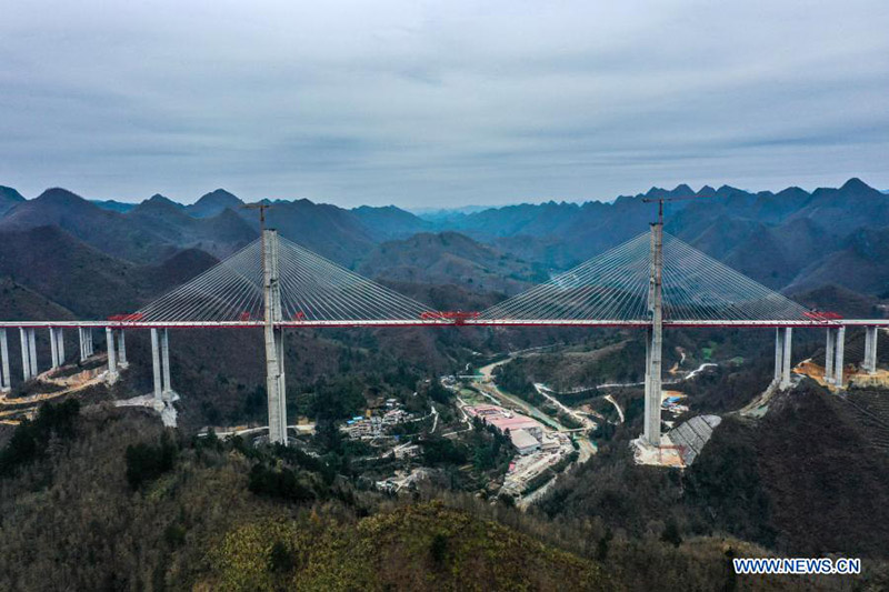 Chine : chantier d'un pont d'autoroute dans le sud-ouest