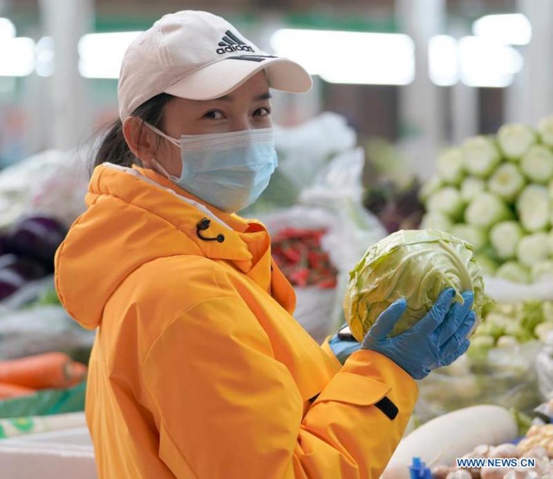 Un restaurant fournit des repas gratuits au personnel communautaire alors que l'épidémie de COVID-19 frappe Shijiazhuang