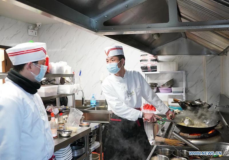 Un restaurant fournit des repas gratuits au personnel communautaire alors que l'épidémie de COVID-19 frappe Shijiazhuang