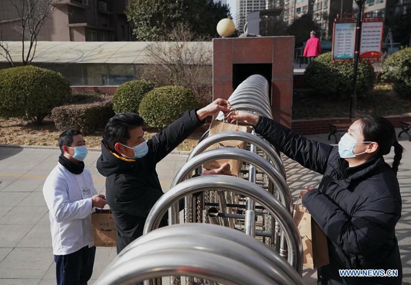 Un restaurant fournit des repas gratuits au personnel communautaire alors que l'épidémie de COVID-19 frappe Shijiazhuang