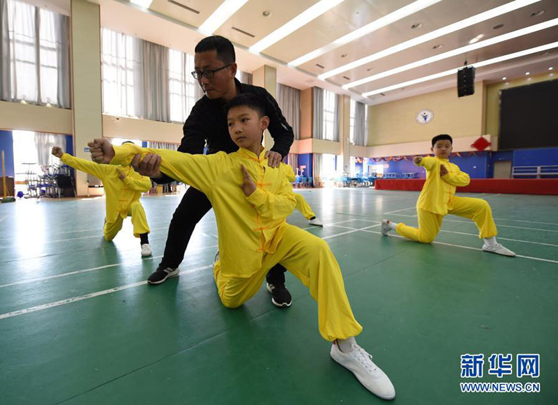 Des enfants pratiquent les arts martiaux à Hefei