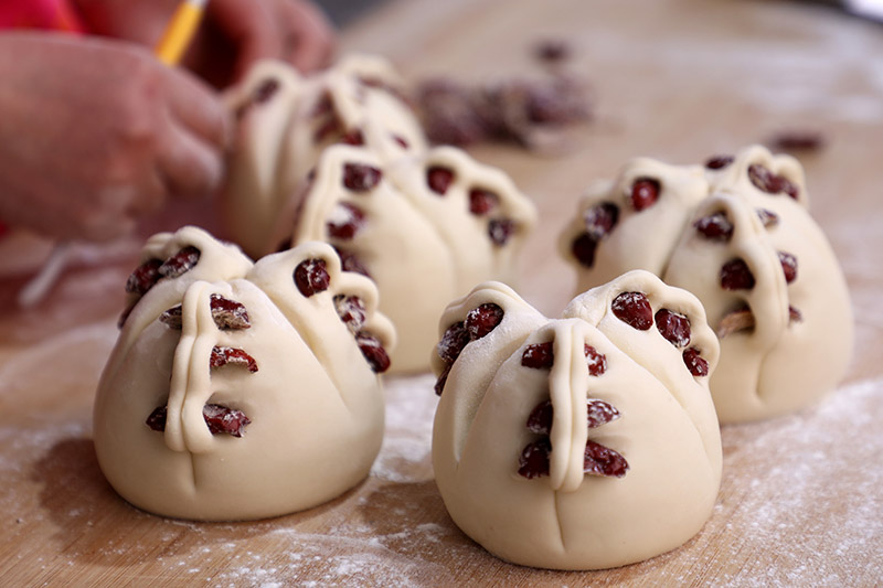 Les boulangers de Weihai préparent des petits pains de fête