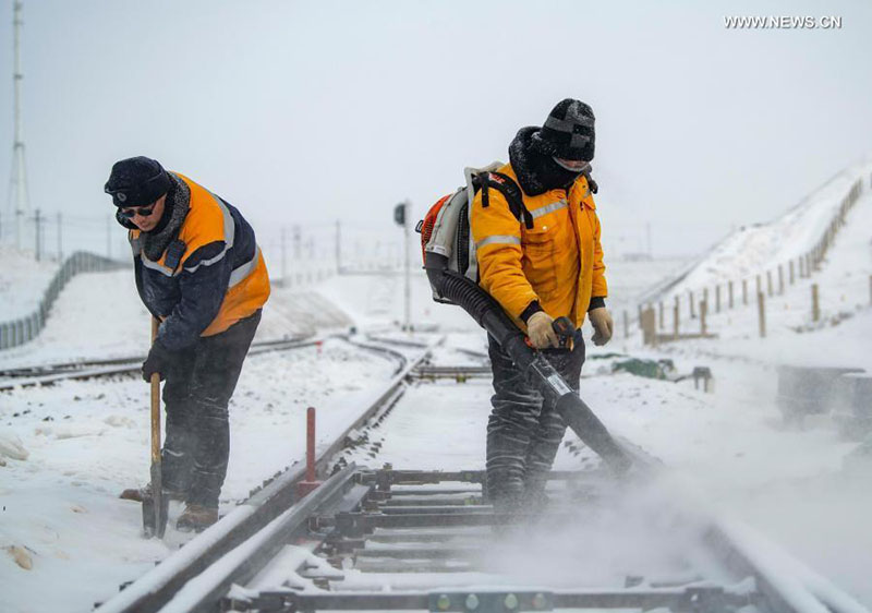 Les ouvriers bravent le froid pour assurer la sécurité de la circulation des trains au Xinjiang