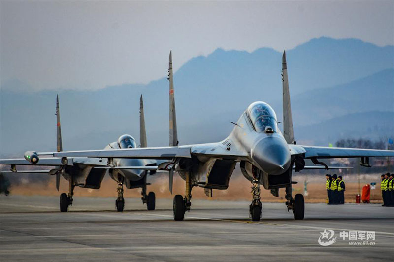 Des entra?nements au vol de jour et de nuit d'une brigade de l'Armée de l'air chinoise