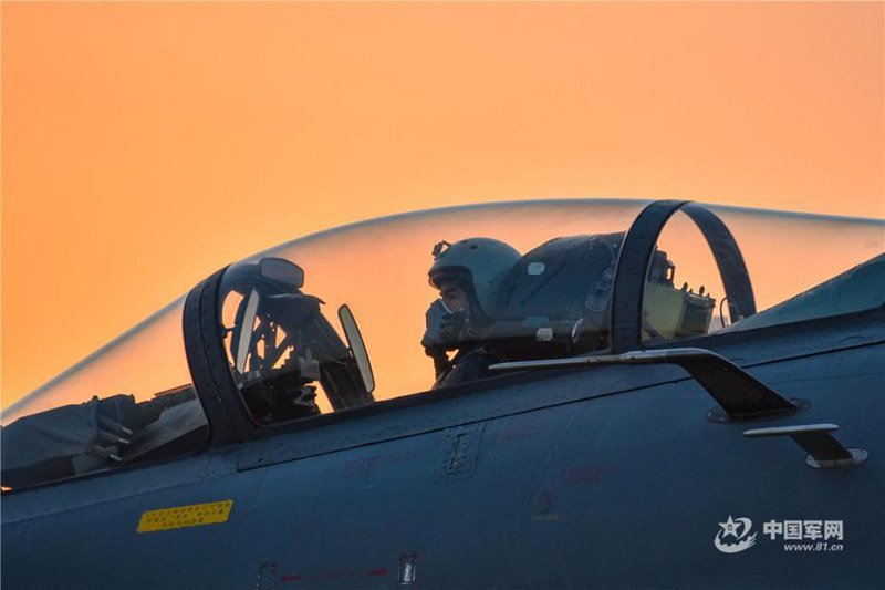 Des entra?nements au vol de jour et de nuit d'une brigade de l'Armée de l'air chinoise