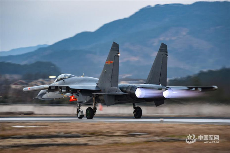 Des entra?nements au vol de jour et de nuit d'une brigade de l'Armée de l'air chinoise