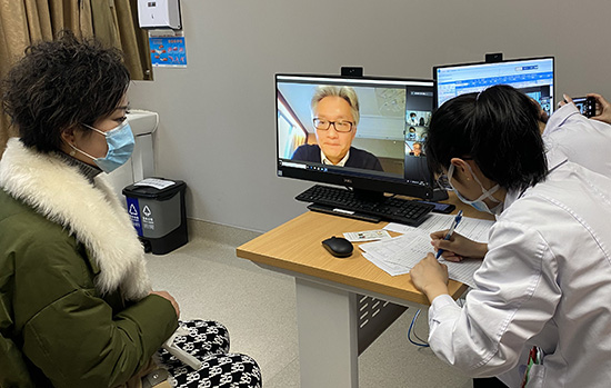 A Shanghai, un médecin placé à l'isolement pose des diagnostics à distance