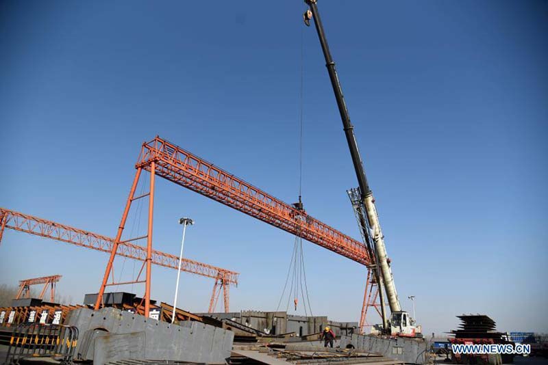 Le pont suspendu auto-ancré à trois tours le plus long du monde en construction dans l'est de la Chine