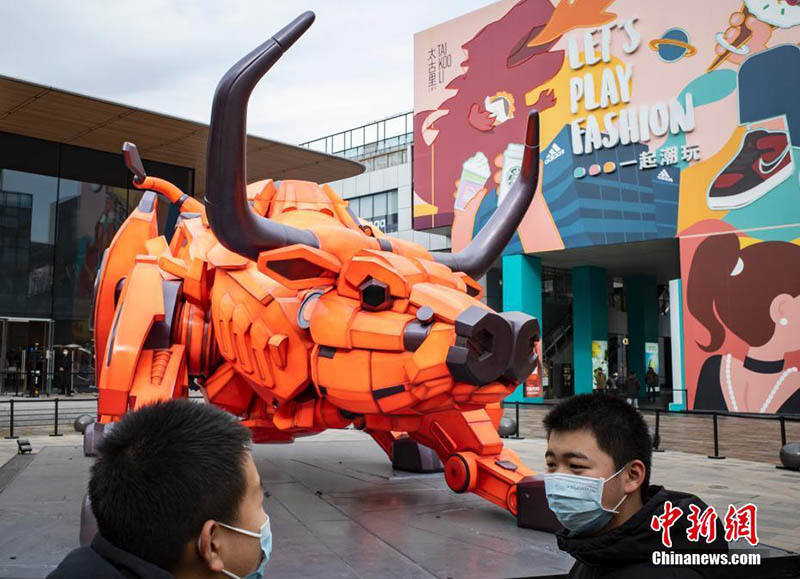 Un ? b?uf mécanique ? attire des curieux dans le quartier de Sanlitun à Beijing