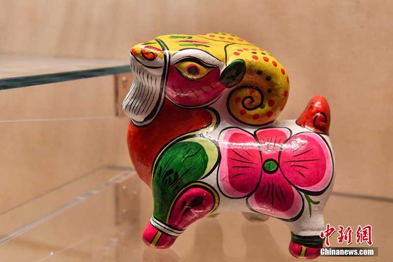  Les sculptures colorées en argile des 12 signes du zodiaque chinois exposées au Musée national de Chine à Beijing