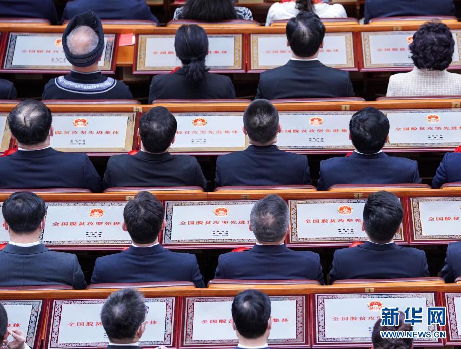 Xi Jinping remet des médailles à des modèles en matière de lutte contre la pauvreté