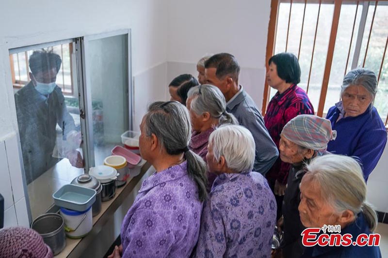 Dans le Guangxi, des personnes agées peuvent déjeuner gratuitement à la cantine du village