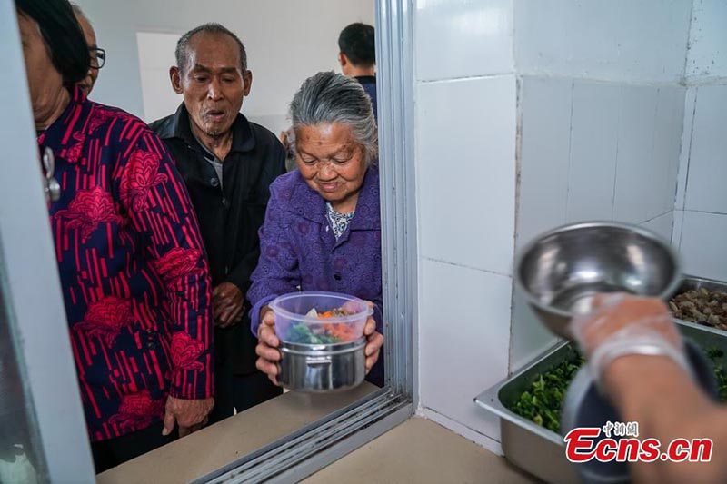 Dans le Guangxi, des personnes agées peuvent déjeuner gratuitement à la cantine du village